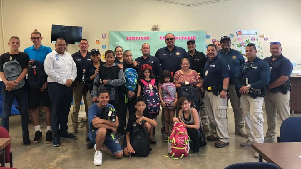  Fotos: Polic&iacute;as de veh&iacute;culos hurtados en Fajardo entregan materiales escolares a estudiantes en Luquillo 