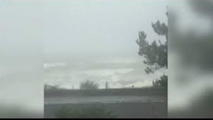 Video: Noru deja dos muertos y miles de evacuados en el oeste de JapÃ³n