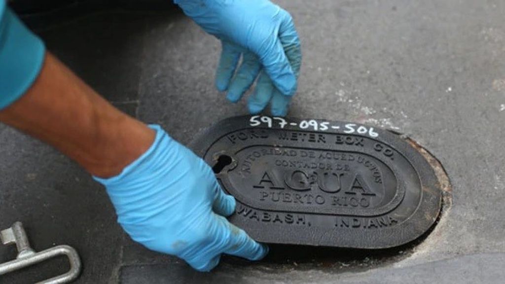  Mujer se querella al caer en hueco de contador de la AAA en San Juan 
