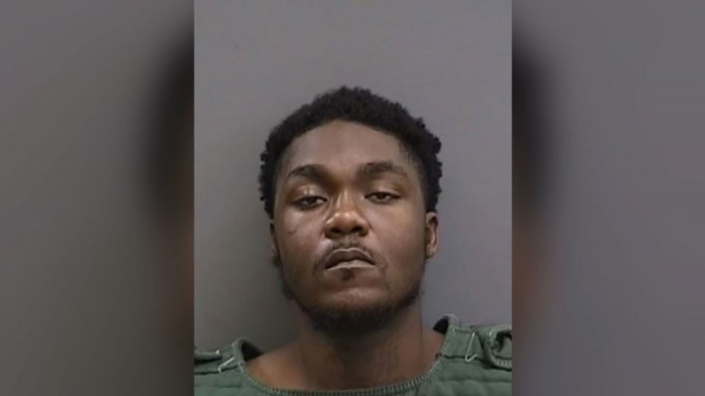  Hombre dispara a niña de 6 años y a sus padres por buscar balón en su patio 