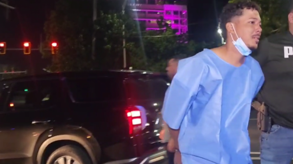  En video momento en que arrestan sospechoso de asesinar un anciano el s&aacute;bado en Caimito 