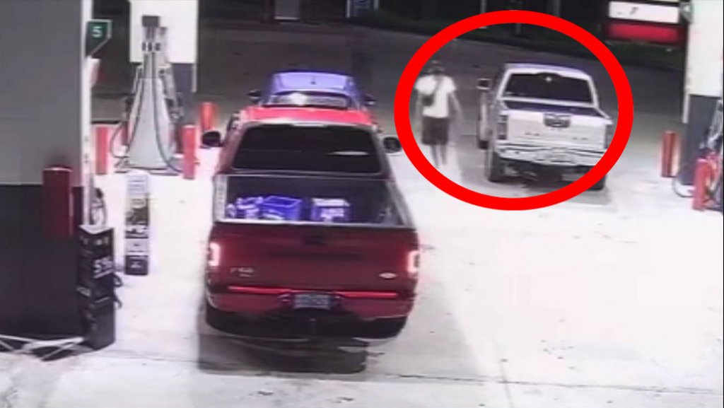  En video momento en que este &ldquo;Caco&rdquo; en Caguas llega en una guagua robada a gasolinera y se roba otra 