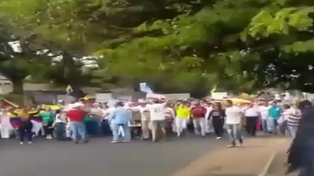  Video Momento cuando militares de Venezuela enviados por Maduro para hacerle frente al pueblo, se unen al pueblo en contra de Maduro 