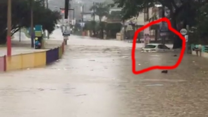 Video: RÃ­o en San SebastiÃ¡n sale de su cauce y mueve un vehÃ­culo estacionado