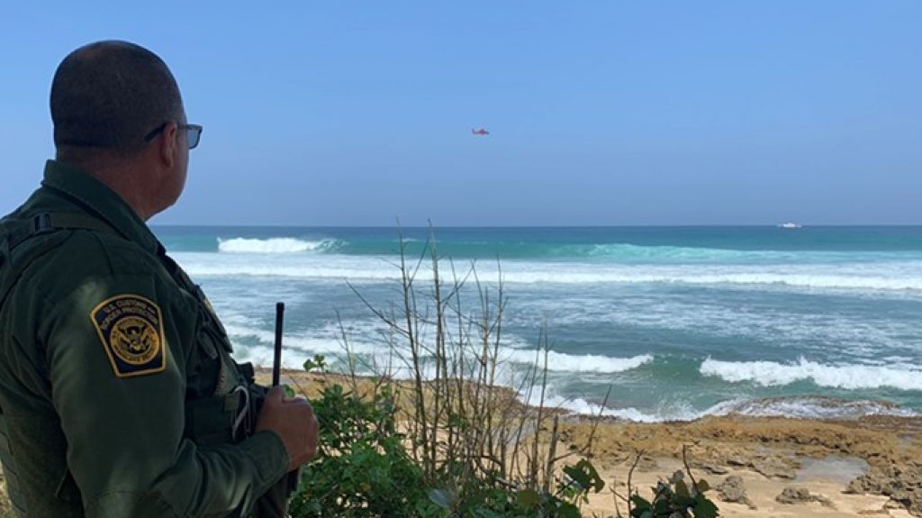  Patrulla Fronteriza detiene a 11 indocumentados cubanos tras desembarcar en la costa oeste de Puerto Rico 