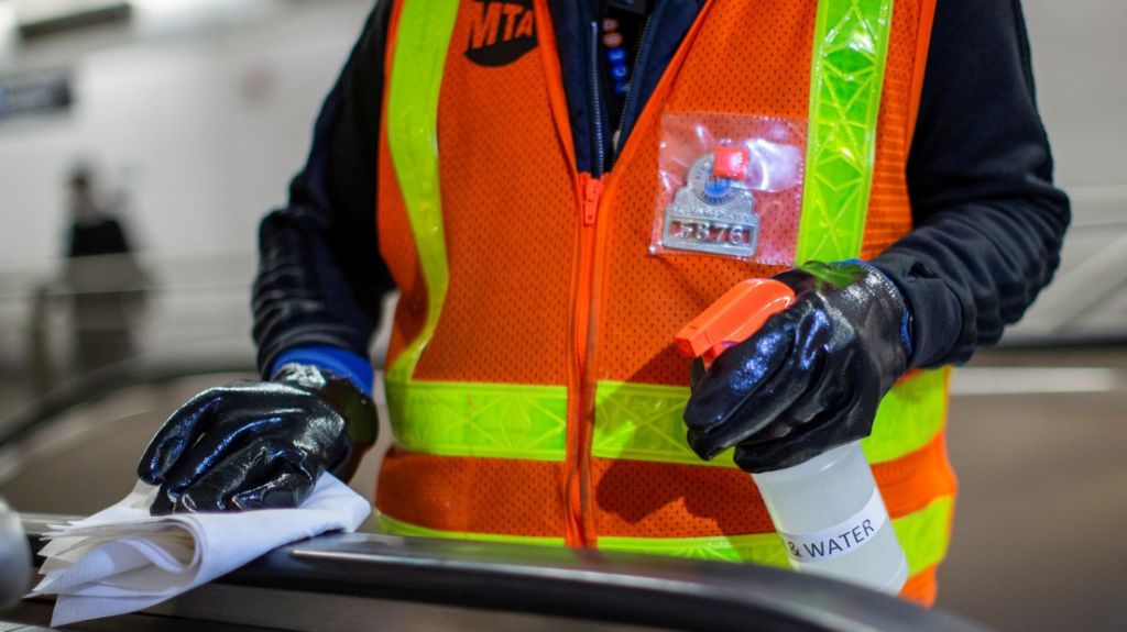  La Agencia Federal de Salud de EE.UU. afirma que el coronavirus no se propaga "f&aacute;cilmente" a trav&eacute;s de las superficies y objetos 