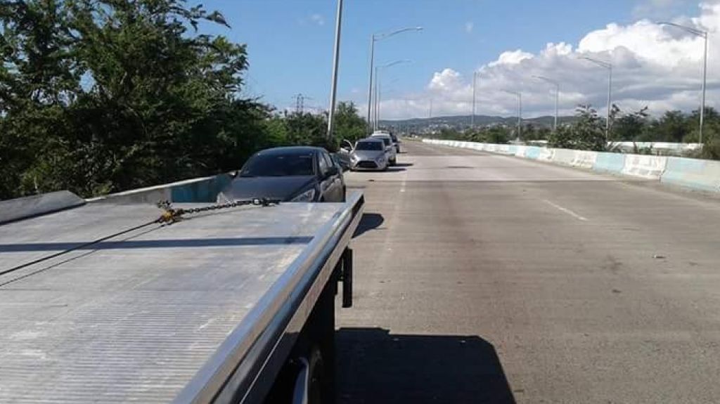 Video: Mas 7 vehículos terminan sin gomas en el expreso de Ponce 