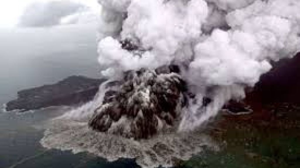  Vea video: Indonesia eleva la alerta por erupci&oacute;n en el volc&aacute;n que provoc&oacute; el tsunami 