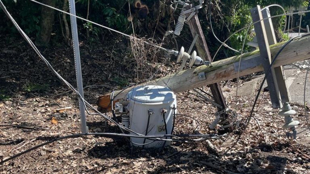  Cami&oacute;n se lleva enredado l&iacute;neas de LUMA y deja a comunidad de Ponce sin servicio 