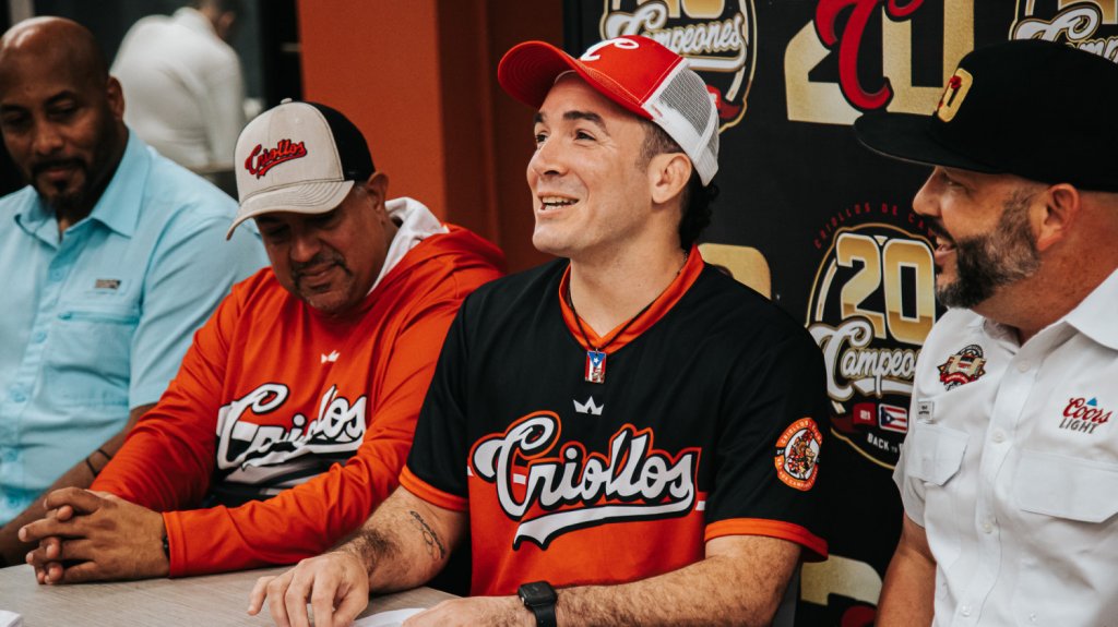  Firma con los Criollos atleta paralímpico Luis Jabdiel Pérez 