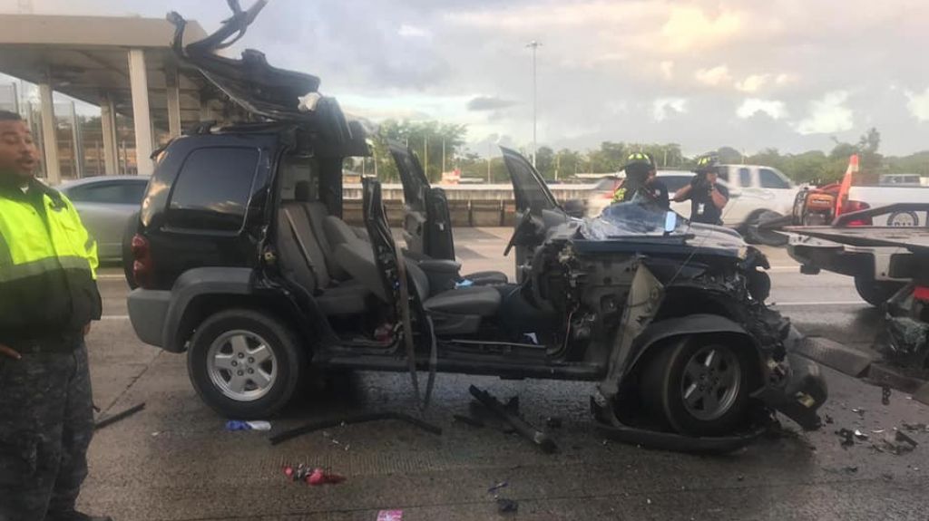  Fotos: As&iacute; qued&oacute; esta guagua al chocar con una gr&uacute;a esta ma&ntilde;ana en el expreso 22 