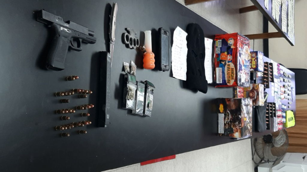  Ocupan armas, drogas, dinero y arrestan a dos mediante allanamiento en Can&oacute;vanas 