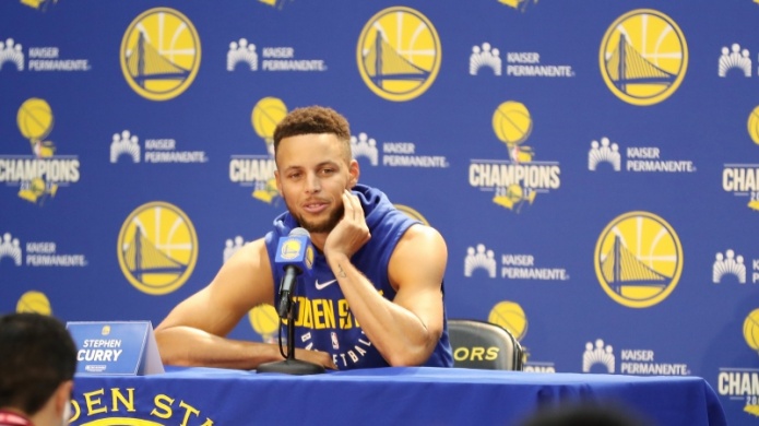 Curry fue multado con 50.000 dÃ³lares por lanzar un protector bucal contra un Ã¡rbitro