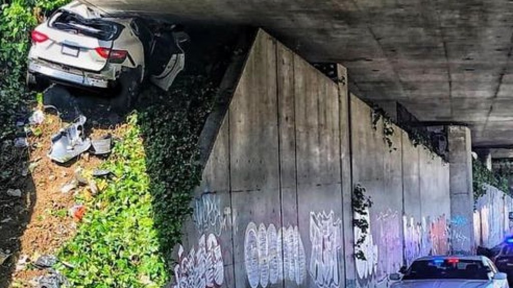  Andaba en la Maserati de la novia y la dej&oacute; &ldquo;pega&rdquo; en un puente cuando hu&iacute;a de la polic&iacute;a 