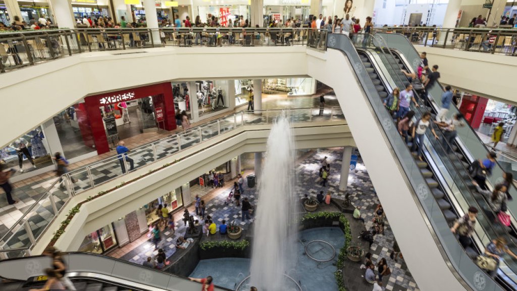  Mujer se accidenta en escaleras de Plaza Las Am&eacute;ricas 