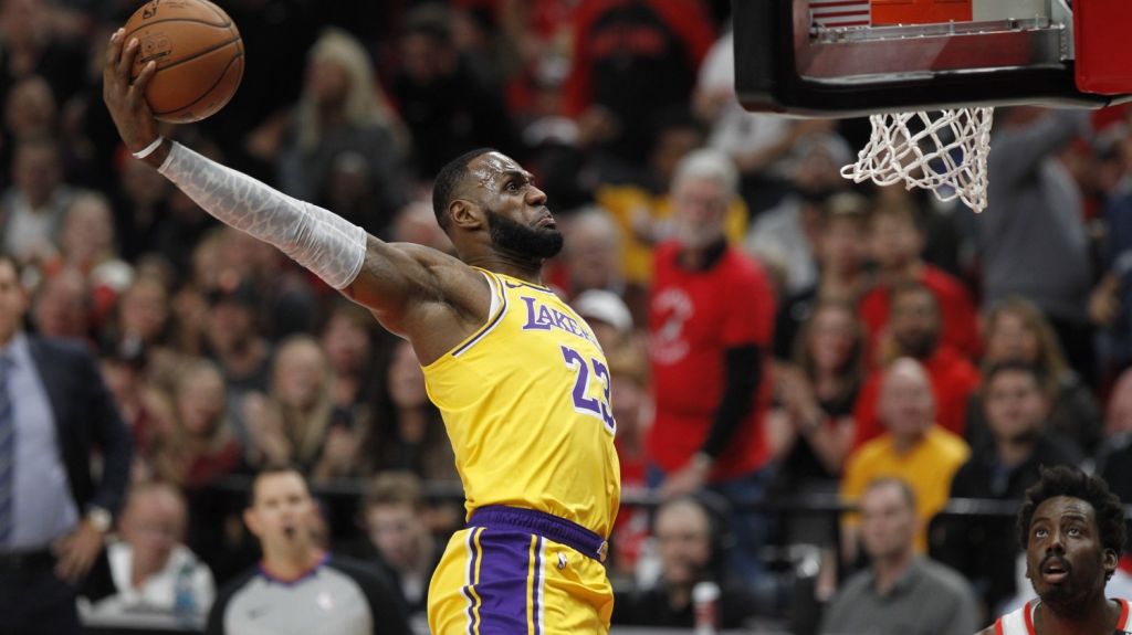  114-110. James se acerca al triple-doble en la victoria de los Lakers 