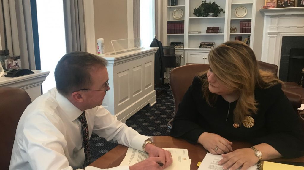  Jenniffer Gonz&aacute;lez se re&uacute;ne con Jefe de Gabinete de Casa Blanca 