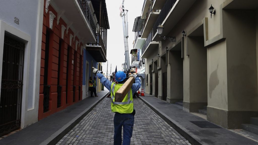  Esperan 7 mil postes mÃ¡s para seguir reparando sistema elÃ©ctrico en Puerto Rico