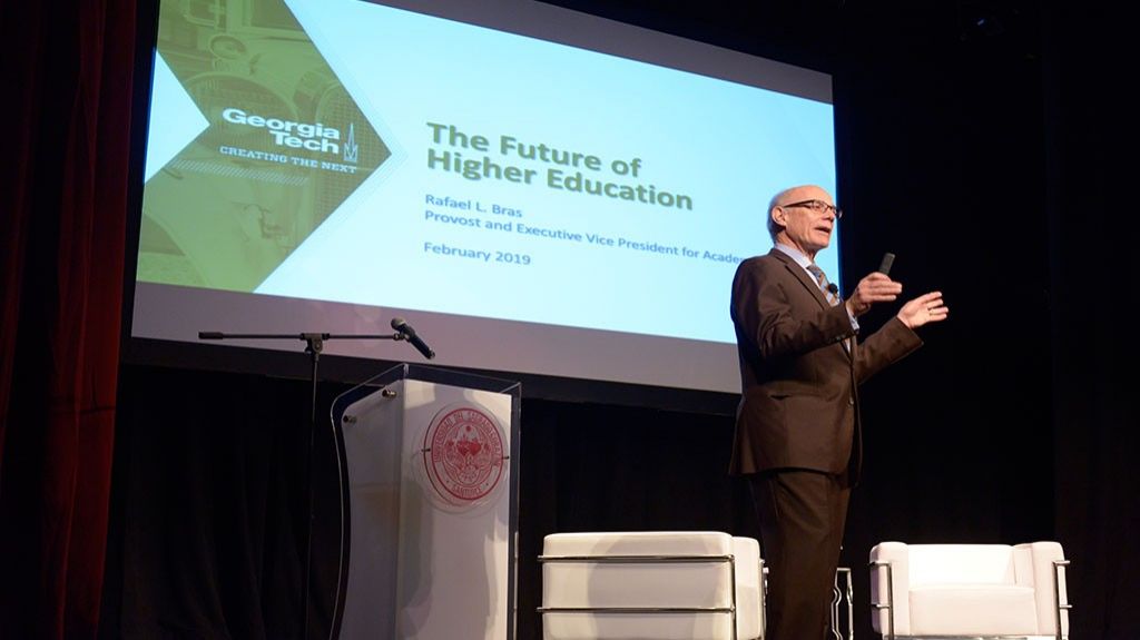  Acad&eacute;mico urge evaluar el futuro de la educaci&oacute;n universitaria 