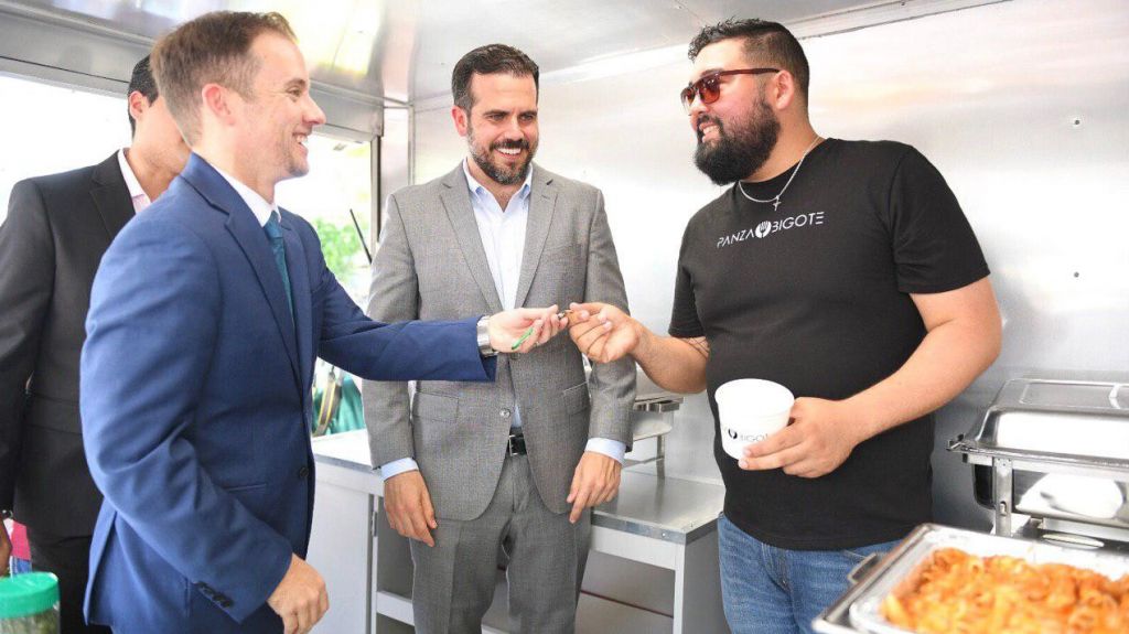  Gobernador entrega carretones a nuevos empresarios del programa Puerto Rico Emprende Conmigo 