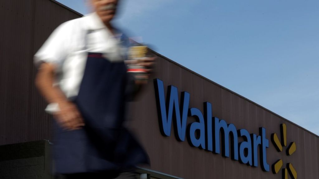  Acusan a Walmart de racismo por tener bajo llave productos de belleza para afroamericanos 