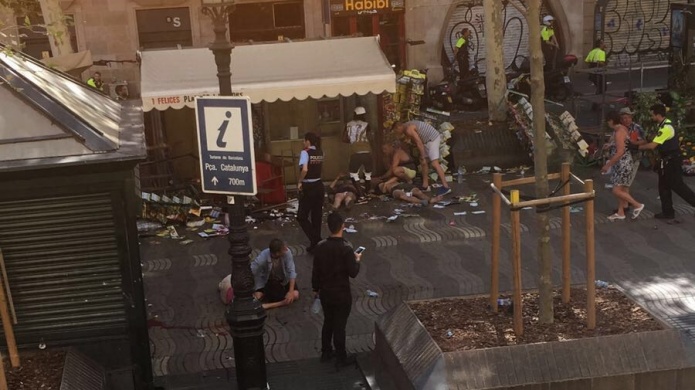 Videos: Una furgoneta atropella a decenas de personas en Barcelona