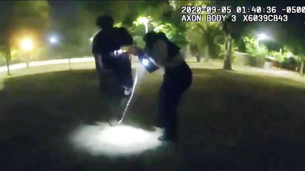  Video: Momentos en que un agresor acuchilla a una agente en EE.UU. 