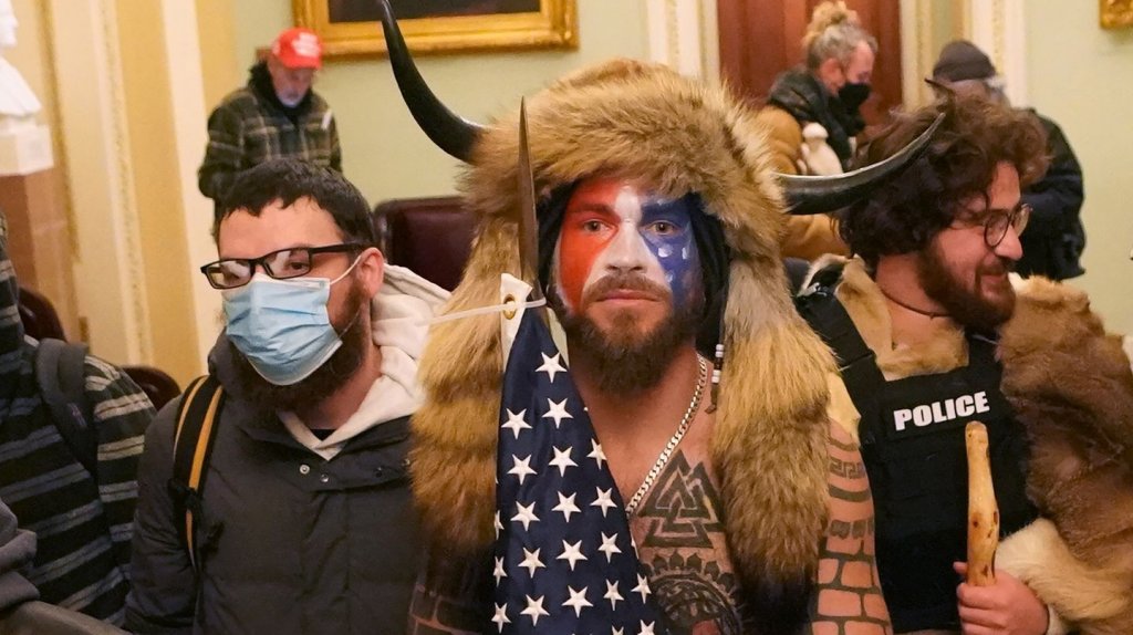  &ldquo;QAnon Shaman&rdquo; dice estar dispuesto a testificar contra Trump 