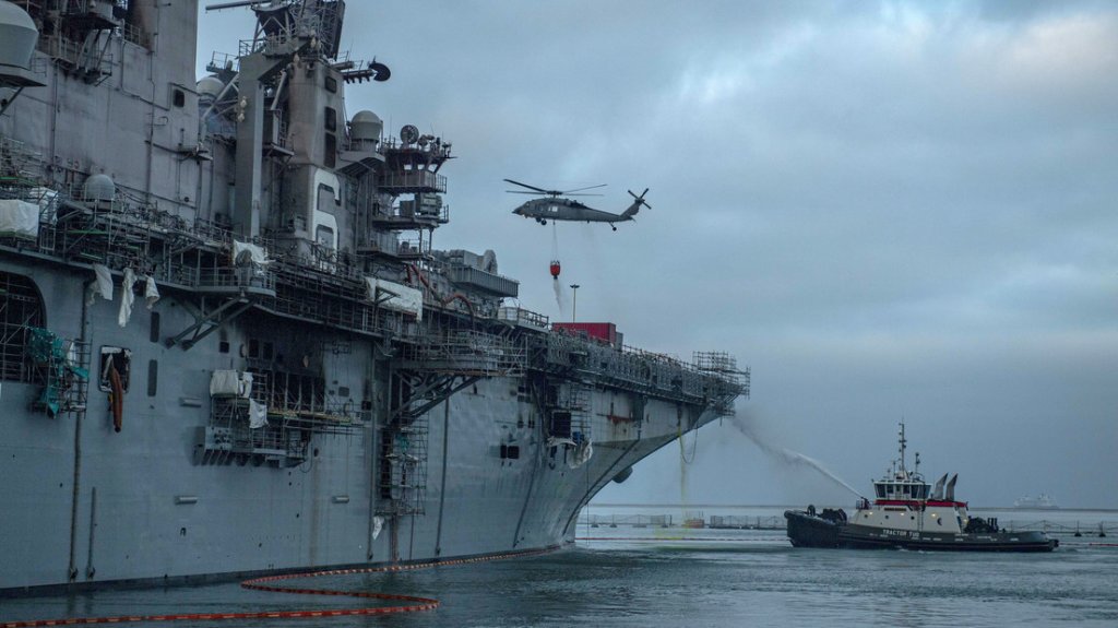  El jefe de Operaciones Navales de EE.UU. dice que el futuro del buque de asalto incendiado sigue siendo incierto 