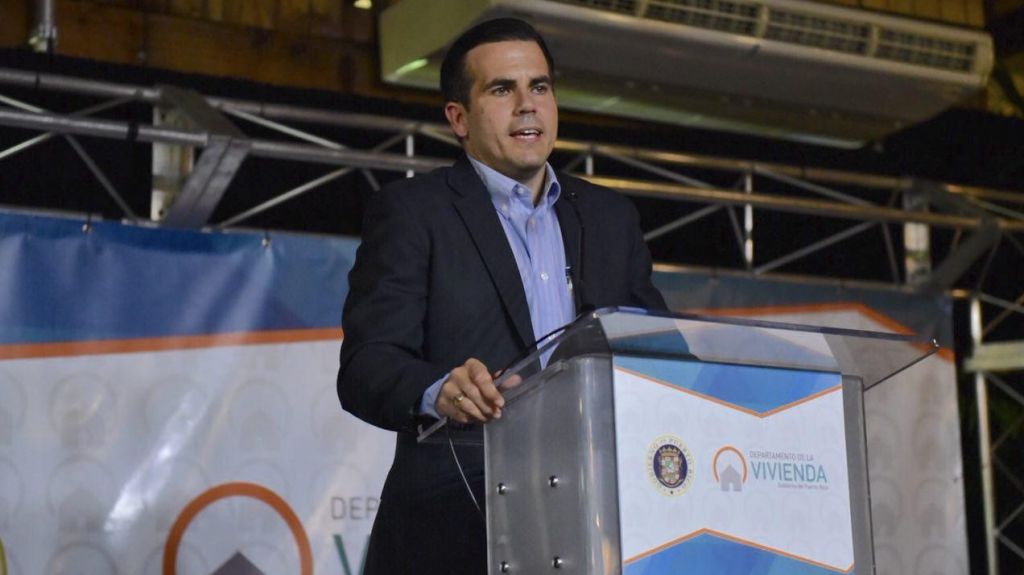  Gobernador hace entrega de t&iacute;tulos de propiedad y cientos de vales de Secci&oacute;n 8 