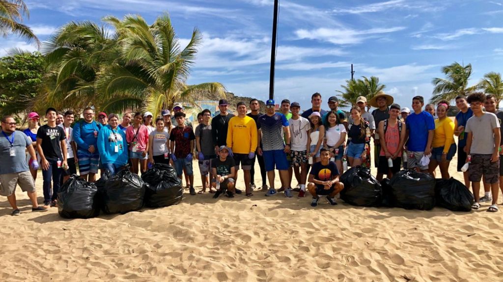  J&oacute;venes limpian playas de Arecibo luego de la Noche de San Juan 