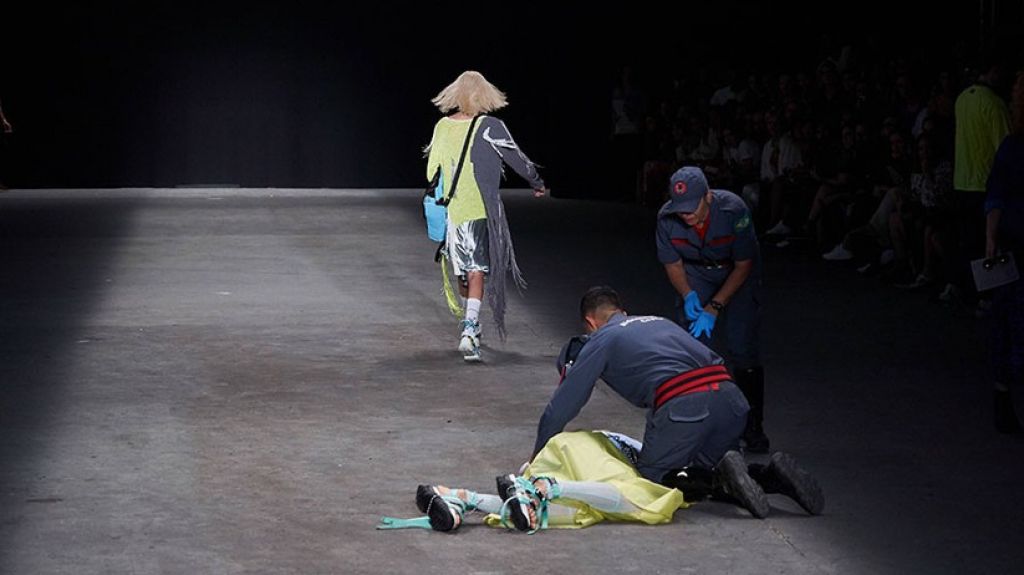  FOTOS: Modelo muere en la pasarela durante la semana de la moda en Brasil 
