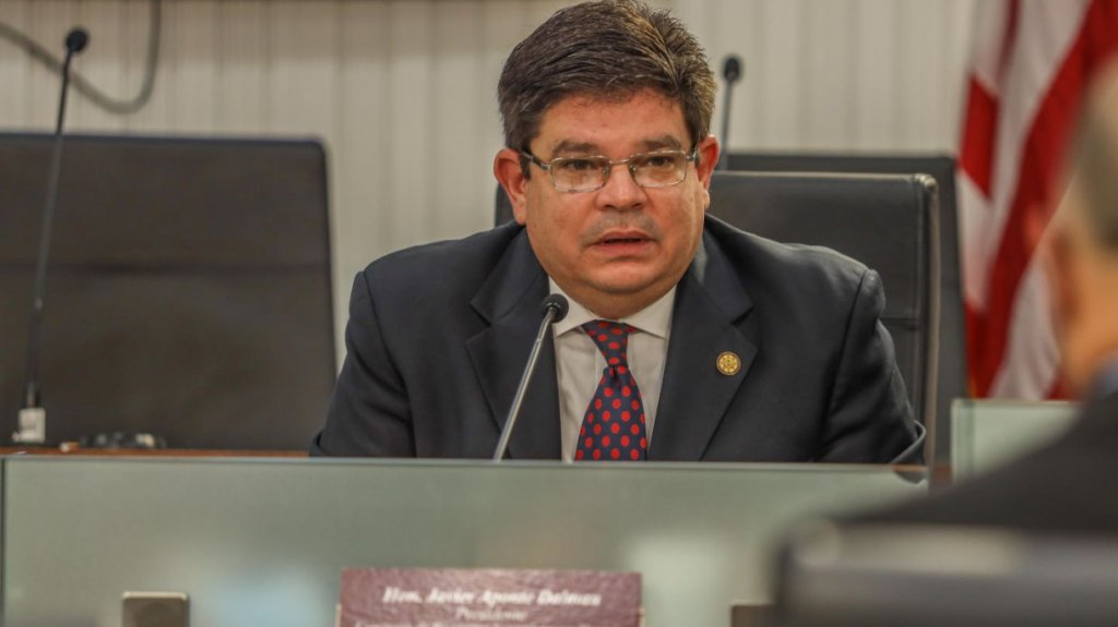  Satisfecho Aponte Dalmau por determinaci&oacute;n judicial que lo exonera de culpa en altercado con su exchofer ocurrido en marzo 