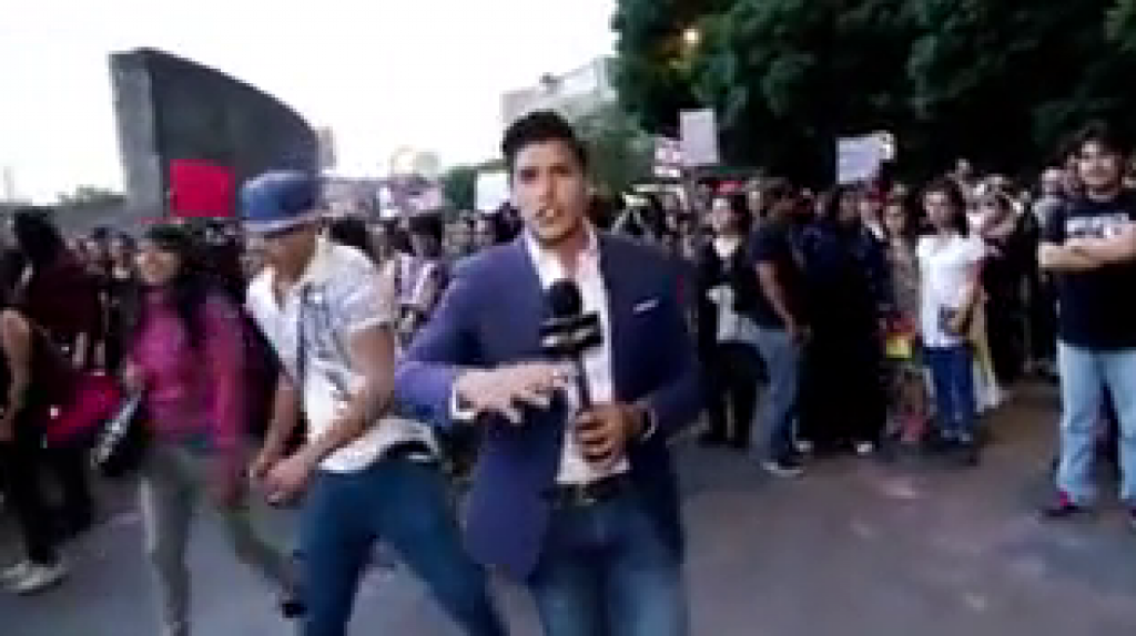  Video: Periodista queda &ldquo;Achocao&rdquo; luego de un puno en la cara en transmisi&oacute;n en vivo 