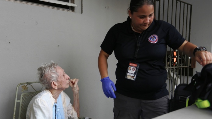 La tercera edad de Puerto Rico comienza a recibir ayudas y alimentos