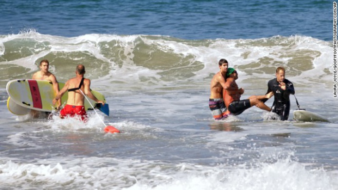 TiburÃ³n blanco muerde a un nadador en las aguas de una playa de California