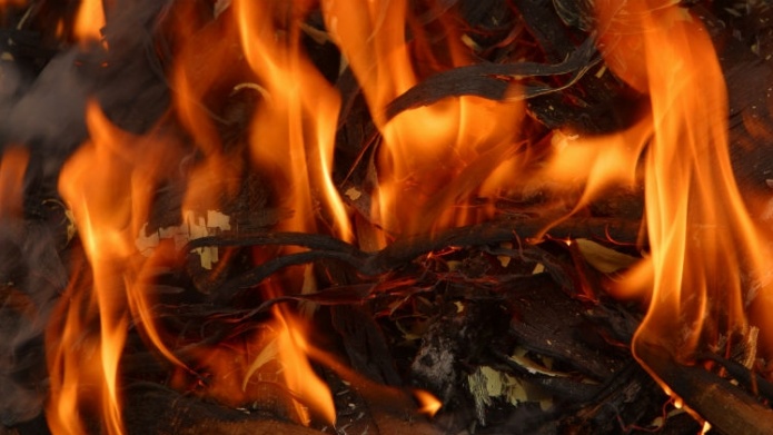 LE PEGAN FUEGO A CAPILLA DE CEMENTERIO EN LAJAS Y VANDALIZAN TUMBAS 