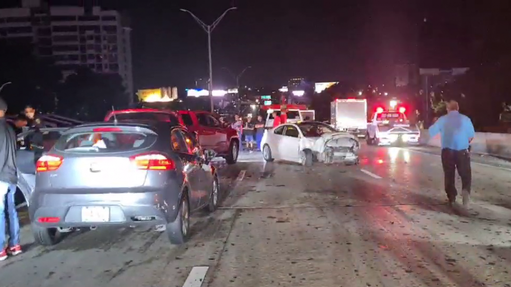  Video: Accidente con 7 veh&iacute;culos anoche en el expreso Mart&iacute;nez Nadal 
