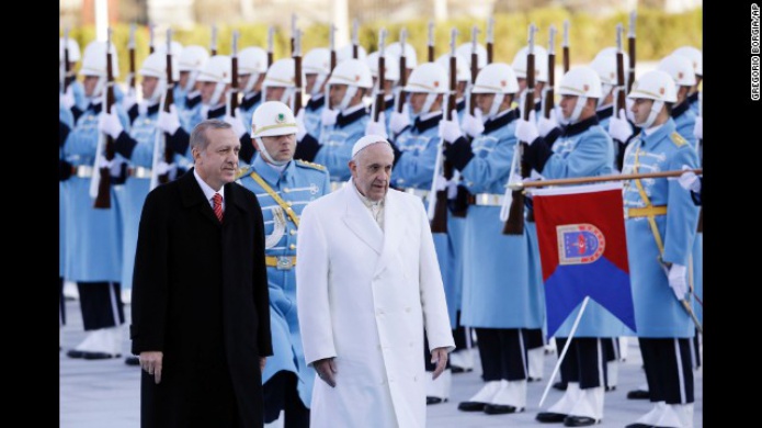 Papa Francisco pide tolerancia religiosa durante su poco usual visita a TurquÃ­a