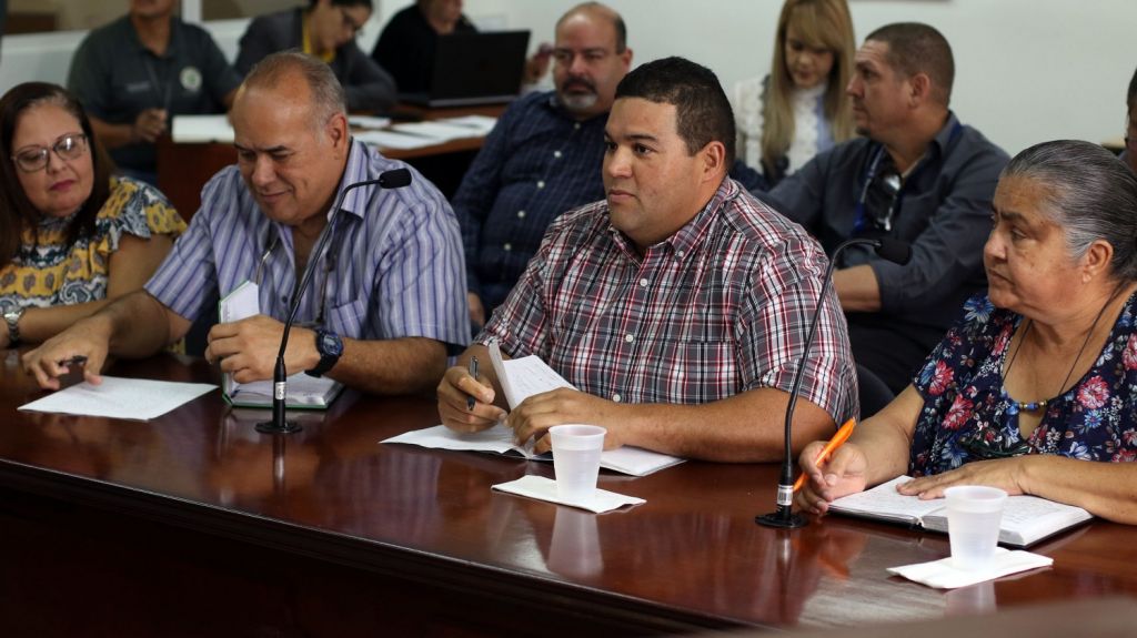  Residentes de Las Piedras reclaman servicios de agua y luz confiables 
