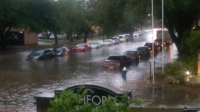 Fuertes lluvias causan inundaciones y paralizan actividades en Houston Texas 