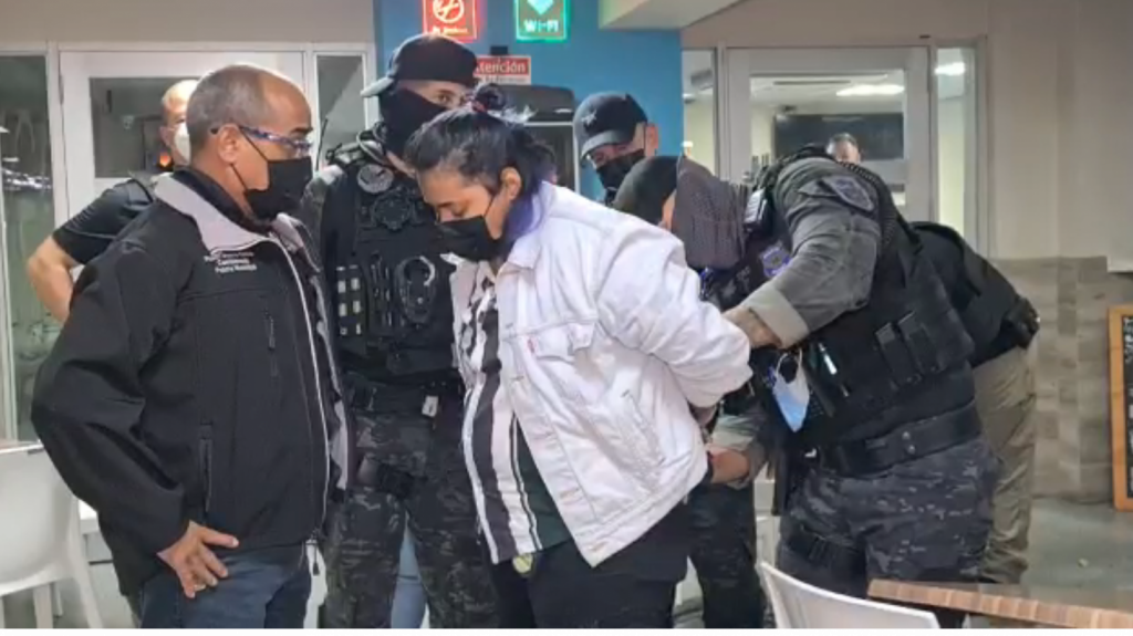  Video: Momento que municipales de Carolina arrestan mujer que agredi&oacute; empleada de restaurante 