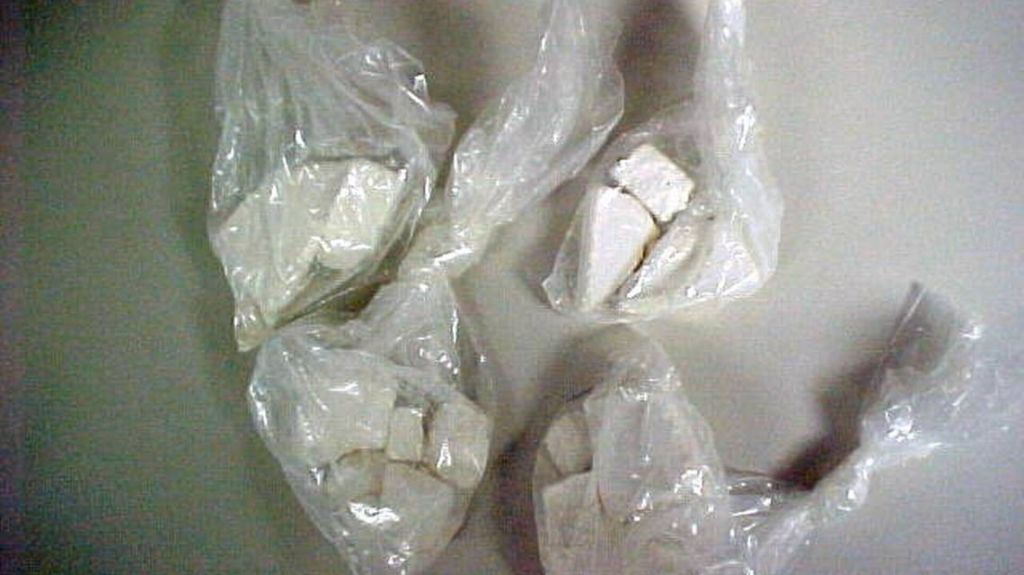  Lo que el viento se llev&oacute;: Le hallan coca&iacute;na en el bolso y afirma que el viento la llev&oacute; hasta all&iacute; 