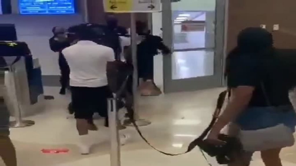  Video: Arrestan mujeres que formaron tremendo revol&uacute; en aeropuerto de Florida 
