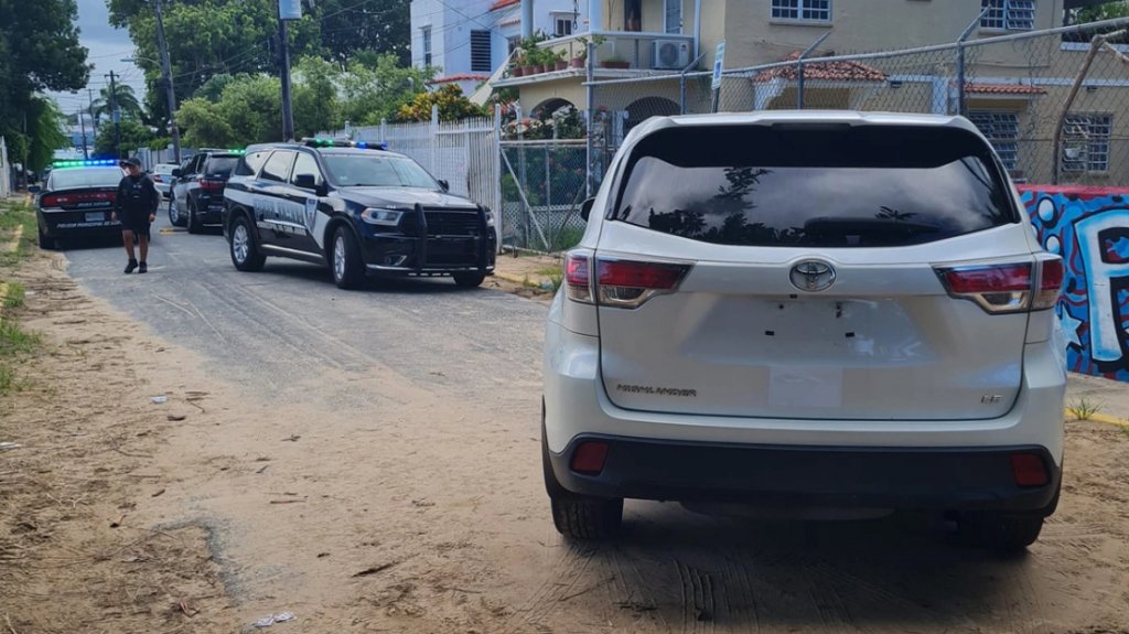  Video: Municipales de San Juan arresta a dos hombres atrincherados dentro de un auto robado 