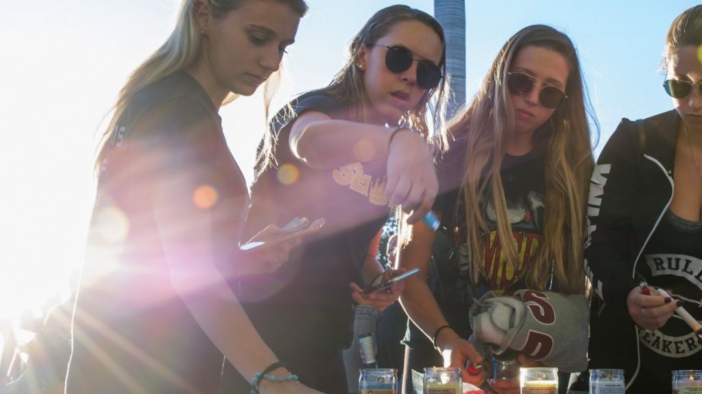  Decenas de estudiantes se tumban ante Casa Blanca para pedir control de armas 