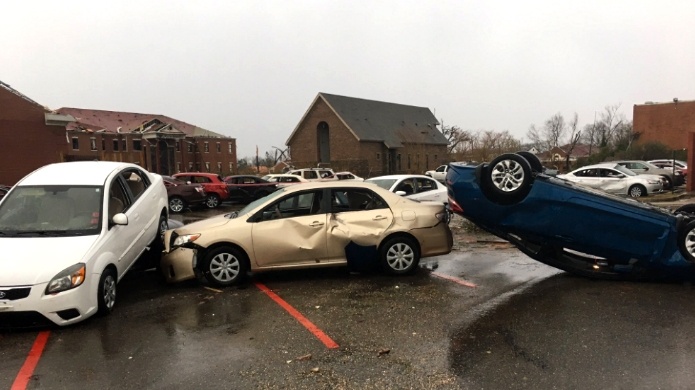 Un tornado azota una ciudad estadounidense mientras dormÃ­a (Fotos)
