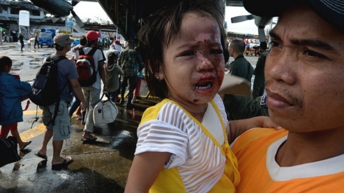 La multitud desesperada espera a los helicÃ³pteros humanitarios en Filipinas