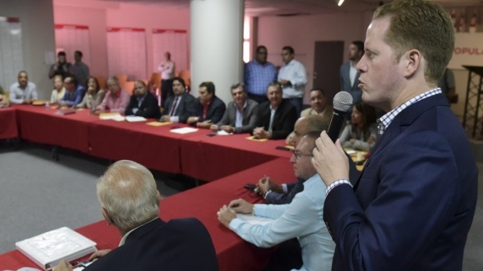 Alcaldes electos del PPD dan voto de confianza a David Bernier
