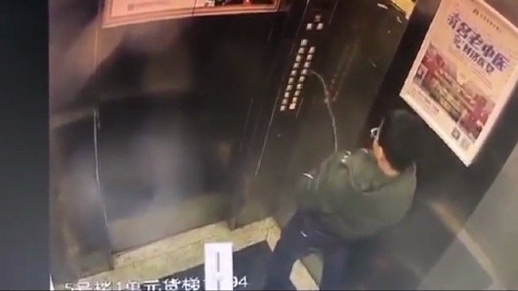 Video:&nbsp;Ni&ntilde;o travieso se queda atrapado en un ascensor despu&eacute;s de orinar en los botones 